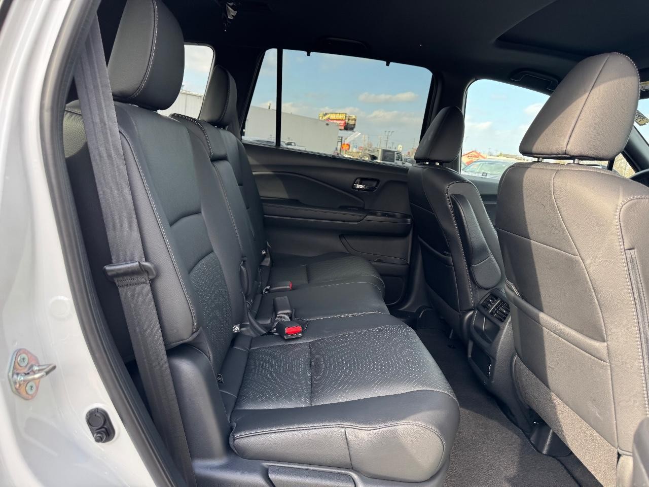 Honda Passport Vehicle Full-screen Gallery Image 10