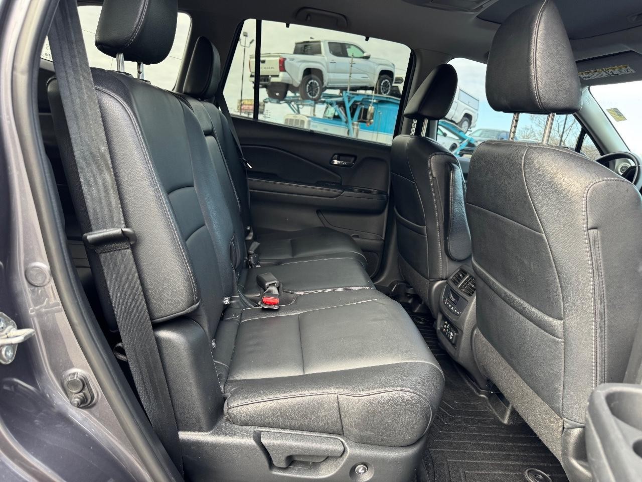 Honda Pilot Vehicle Full-screen Gallery Image 10