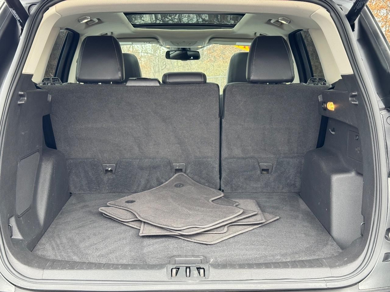 Ford Escape Vehicle Full-screen Gallery Image 04