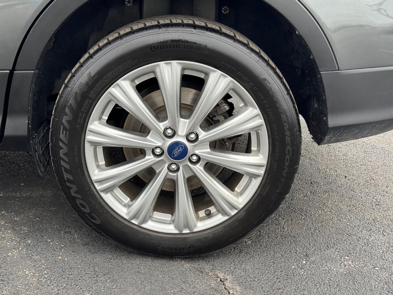 Ford Escape Vehicle Full-screen Gallery Image 07