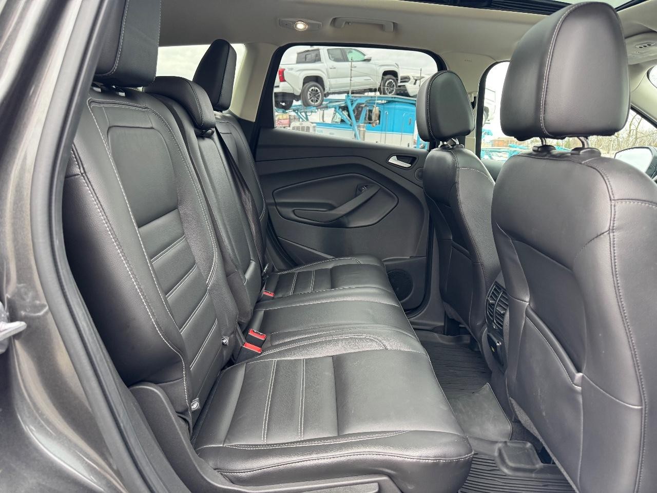 Ford Escape Vehicle Full-screen Gallery Image 10