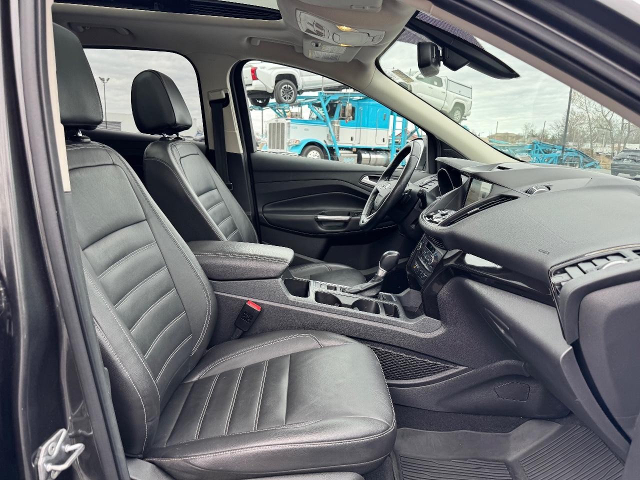 Ford Escape Vehicle Full-screen Gallery Image 17