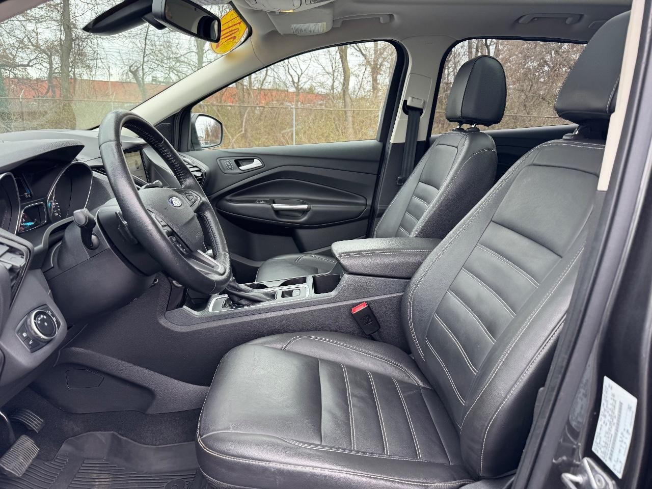 Ford Escape Vehicle Full-screen Gallery Image 18