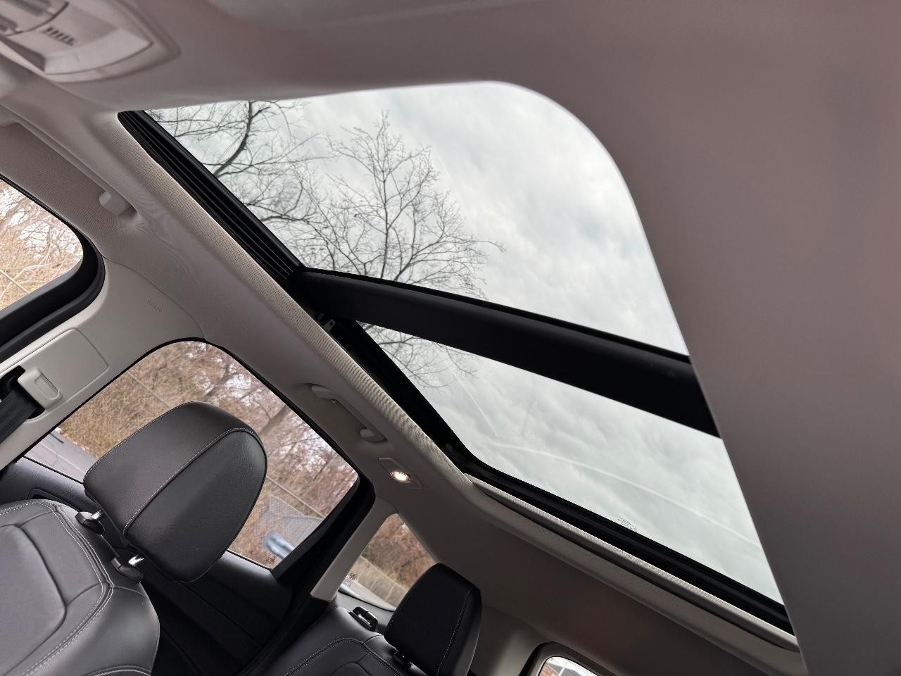 Ford Escape Vehicle Full-screen Gallery Image 19