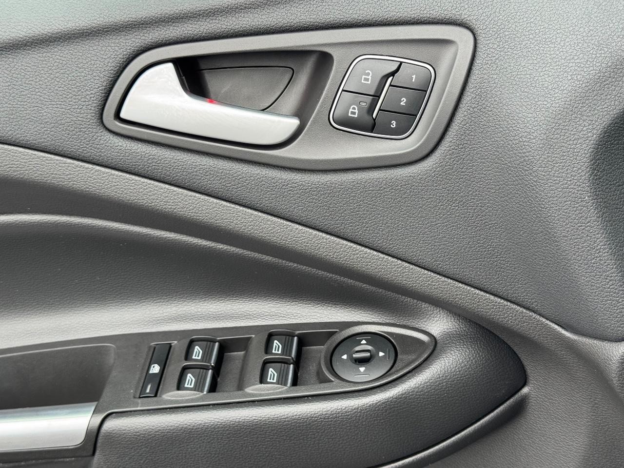 Ford Escape Vehicle Full-screen Gallery Image 25