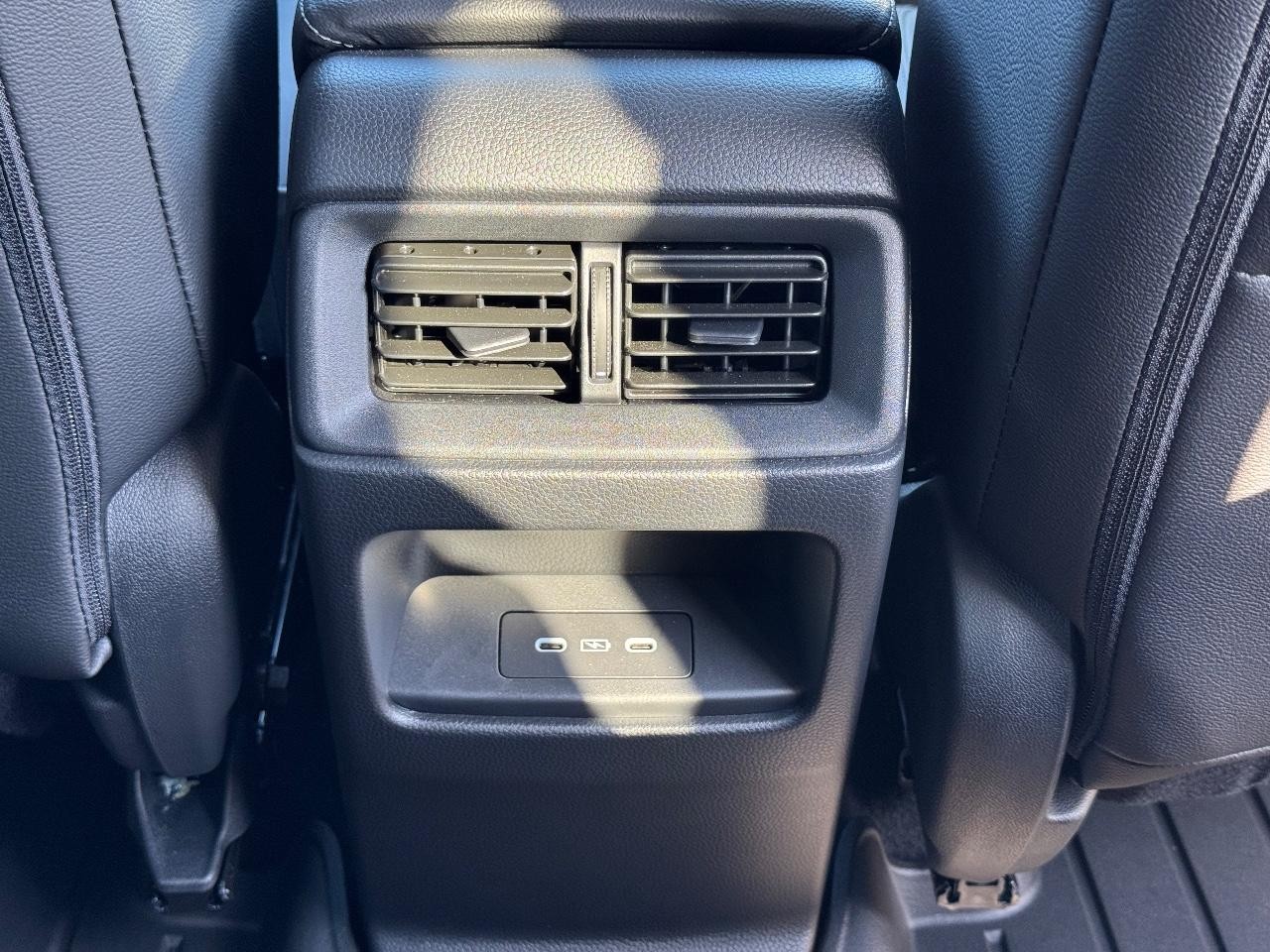 Honda CR-V Vehicle Full-screen Gallery Image 16