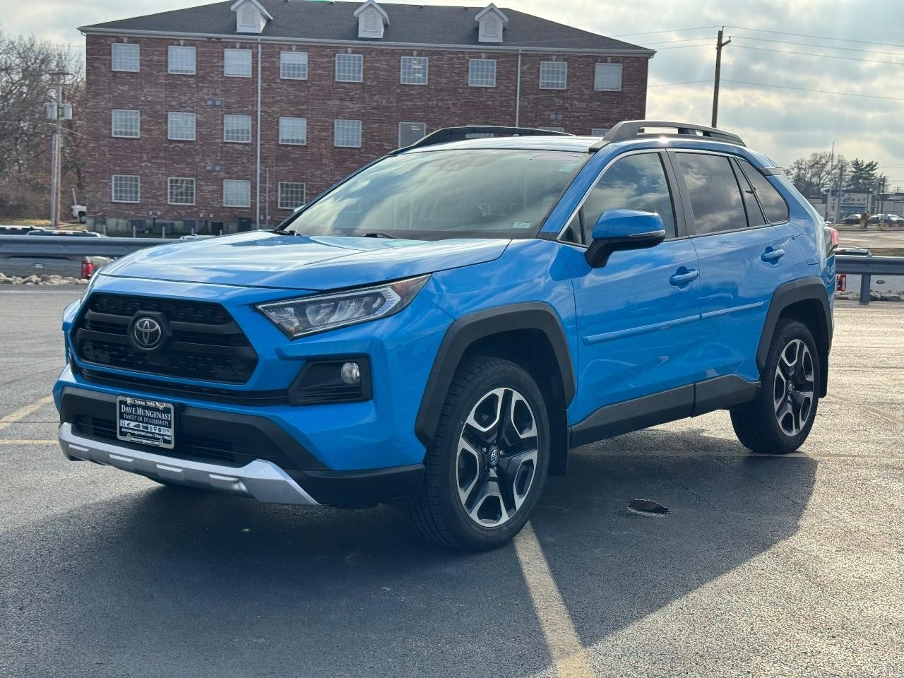 Toyota RAV4 Vehicle Full-screen Gallery Image 08