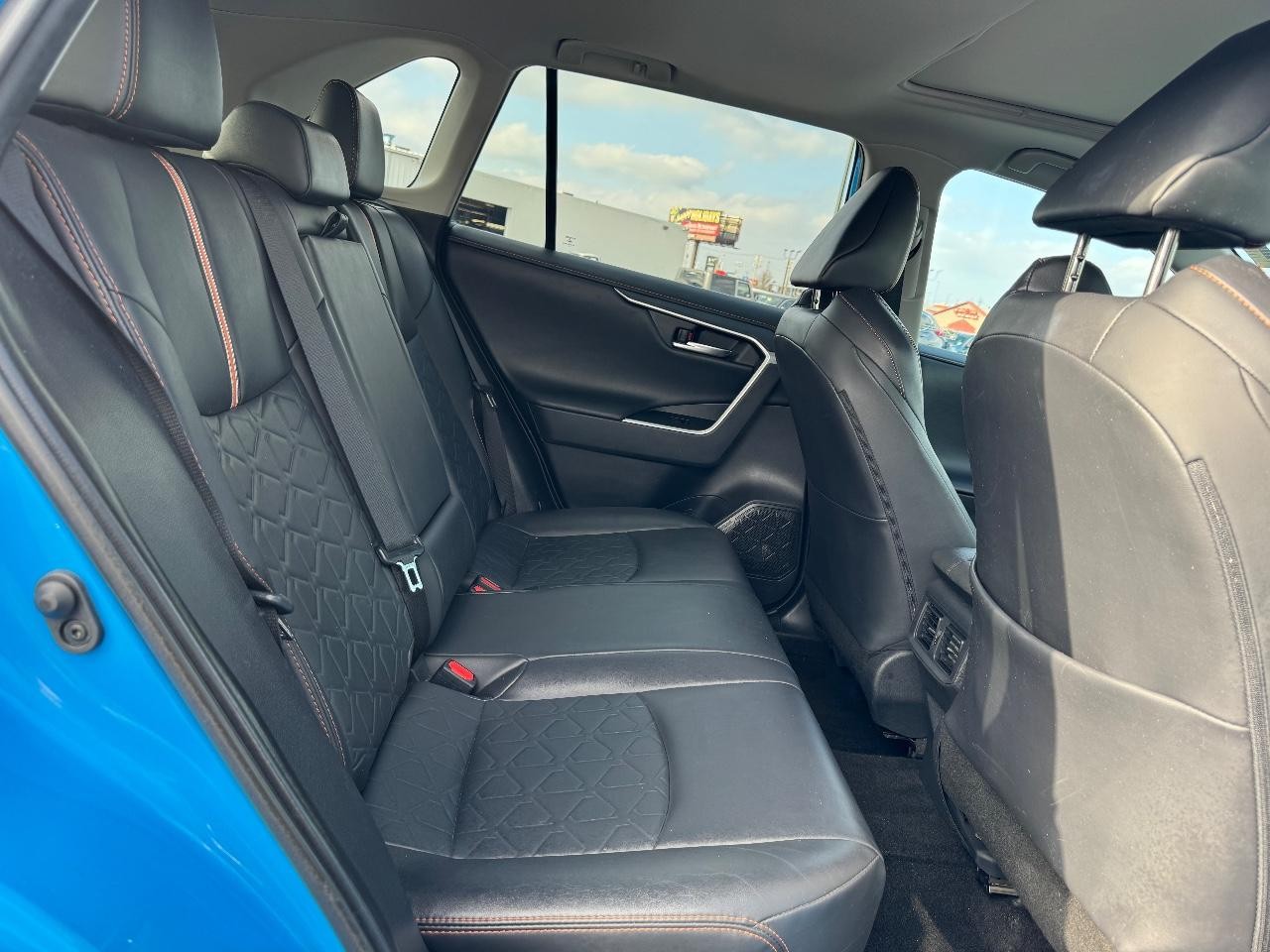 Toyota RAV4 Vehicle Full-screen Gallery Image 10