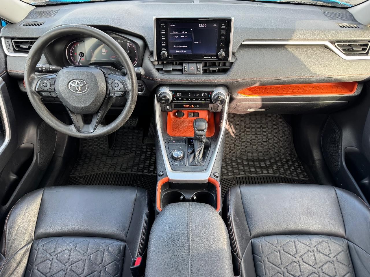Toyota RAV4 Vehicle Full-screen Gallery Image 11