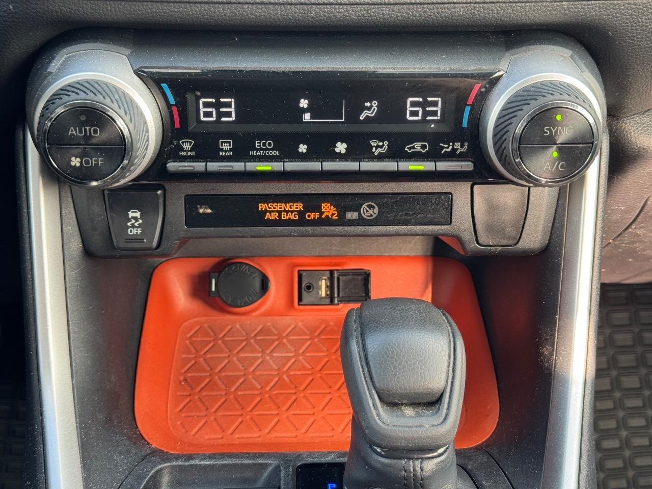 Toyota RAV4 Vehicle Full-screen Gallery Image 14