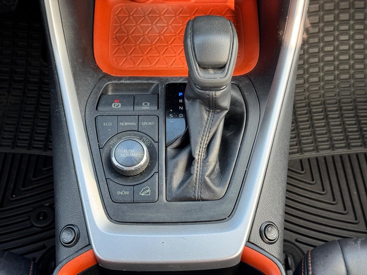 Toyota RAV4 Vehicle Full-screen Gallery Image 15