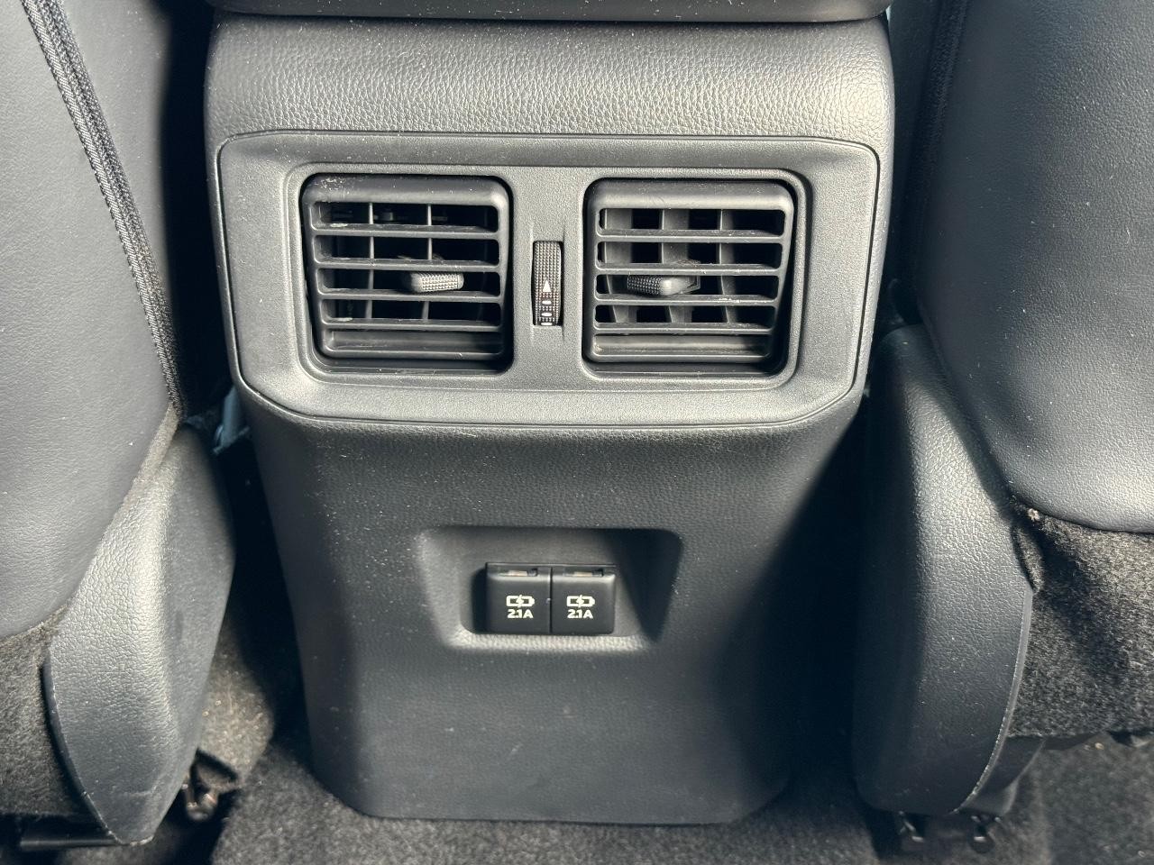 Toyota RAV4 Vehicle Full-screen Gallery Image 16