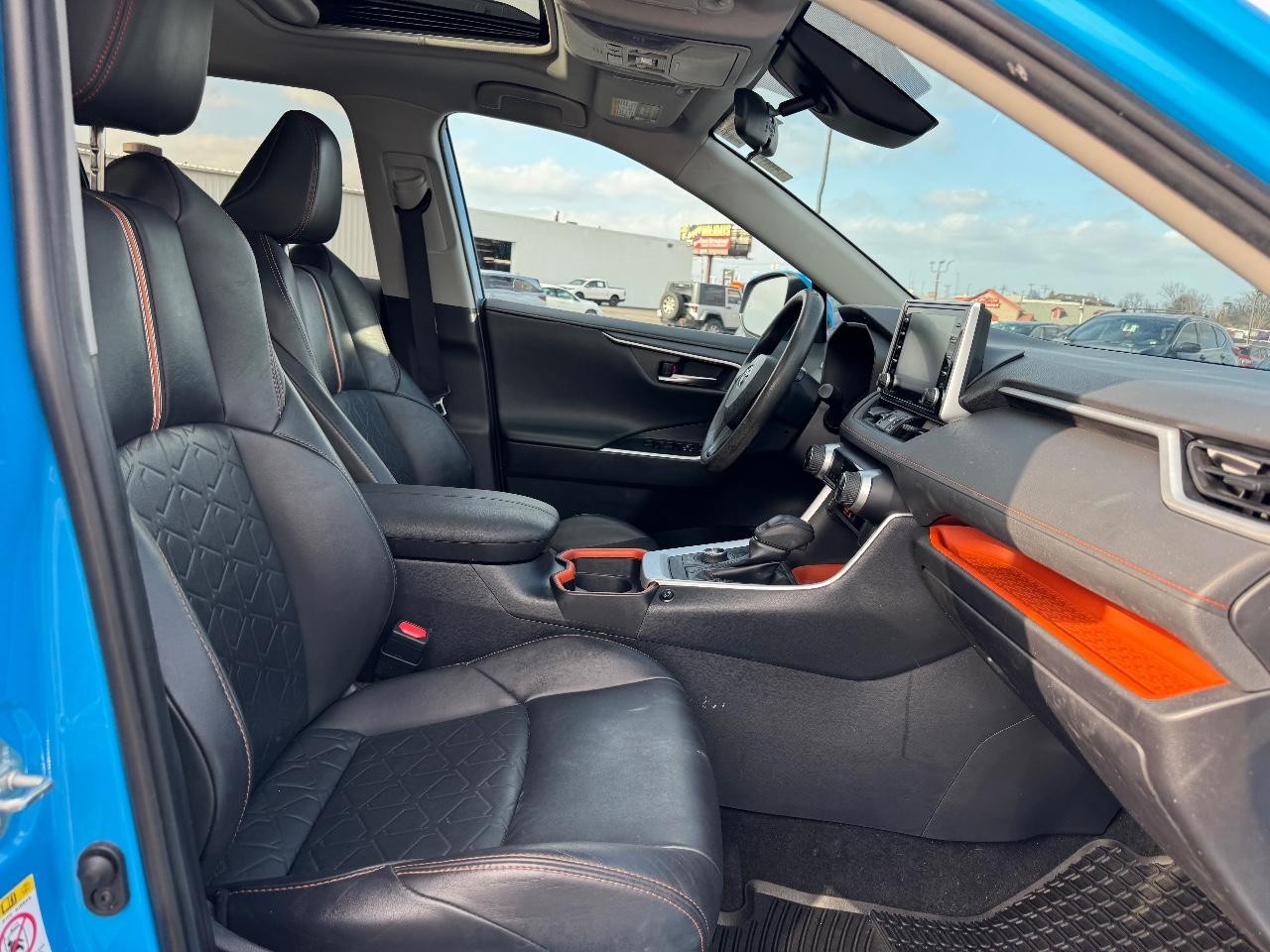 Toyota RAV4 Vehicle Full-screen Gallery Image 17