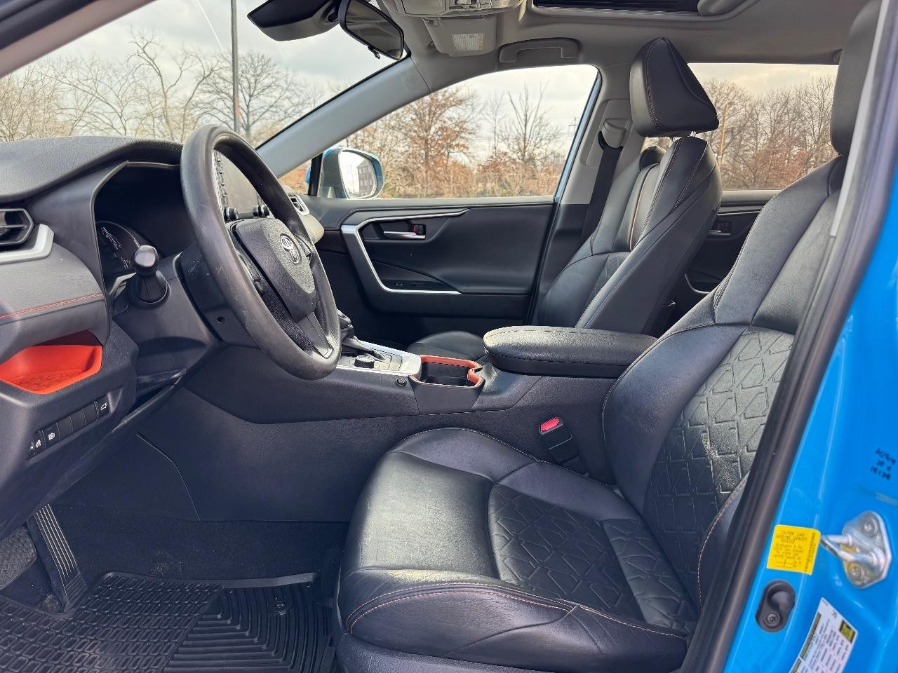 Toyota RAV4 Vehicle Full-screen Gallery Image 18