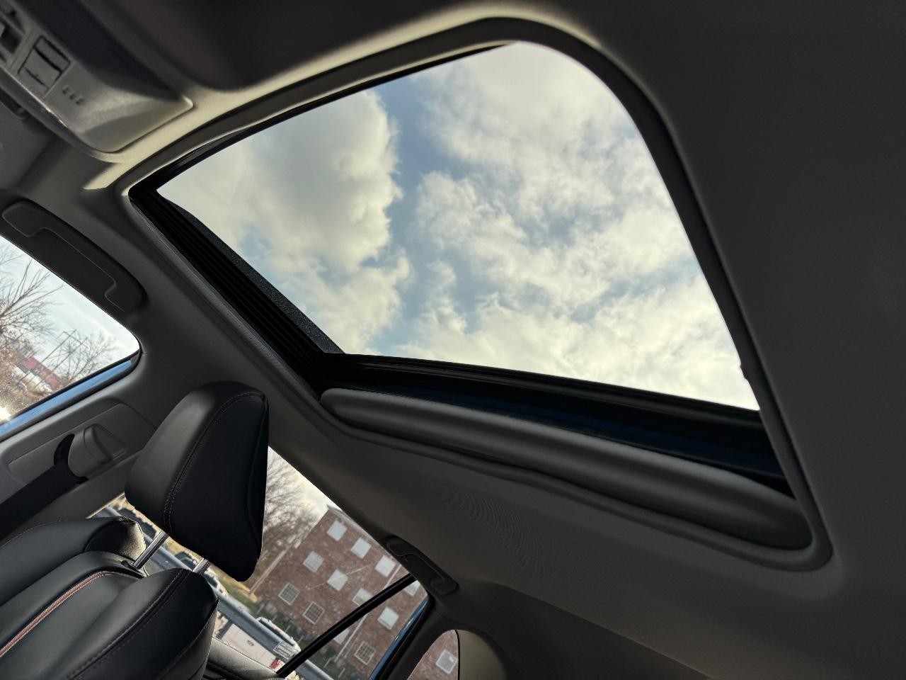 Toyota RAV4 Vehicle Full-screen Gallery Image 19