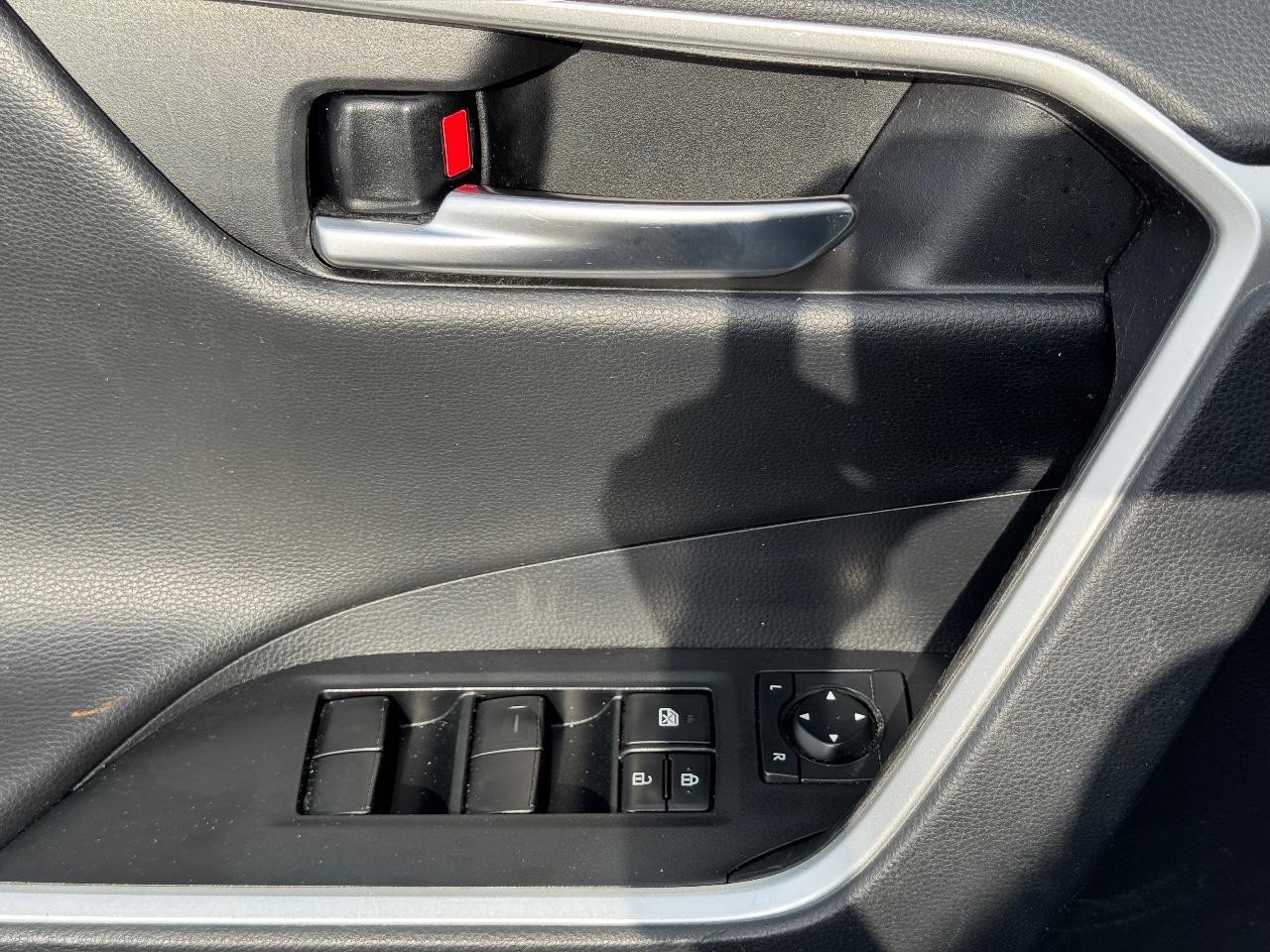 Toyota RAV4 Vehicle Full-screen Gallery Image 25