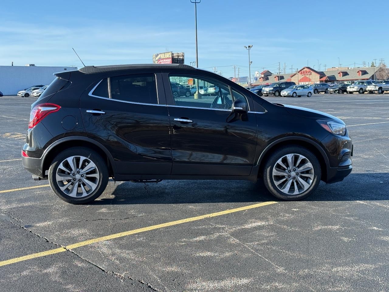 Buick Encore Vehicle Full-screen Gallery Image 02