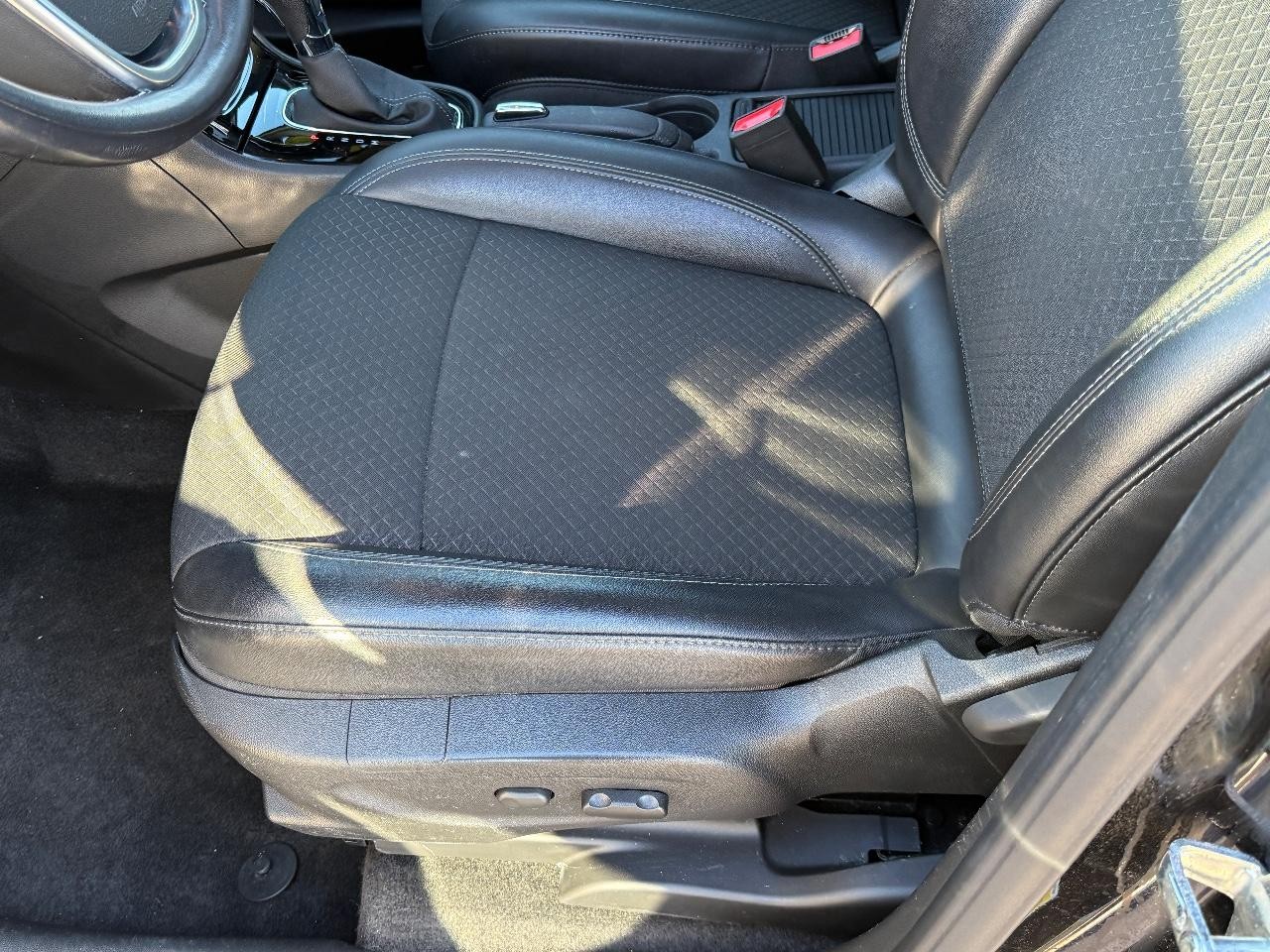 Buick Encore Vehicle Full-screen Gallery Image 15