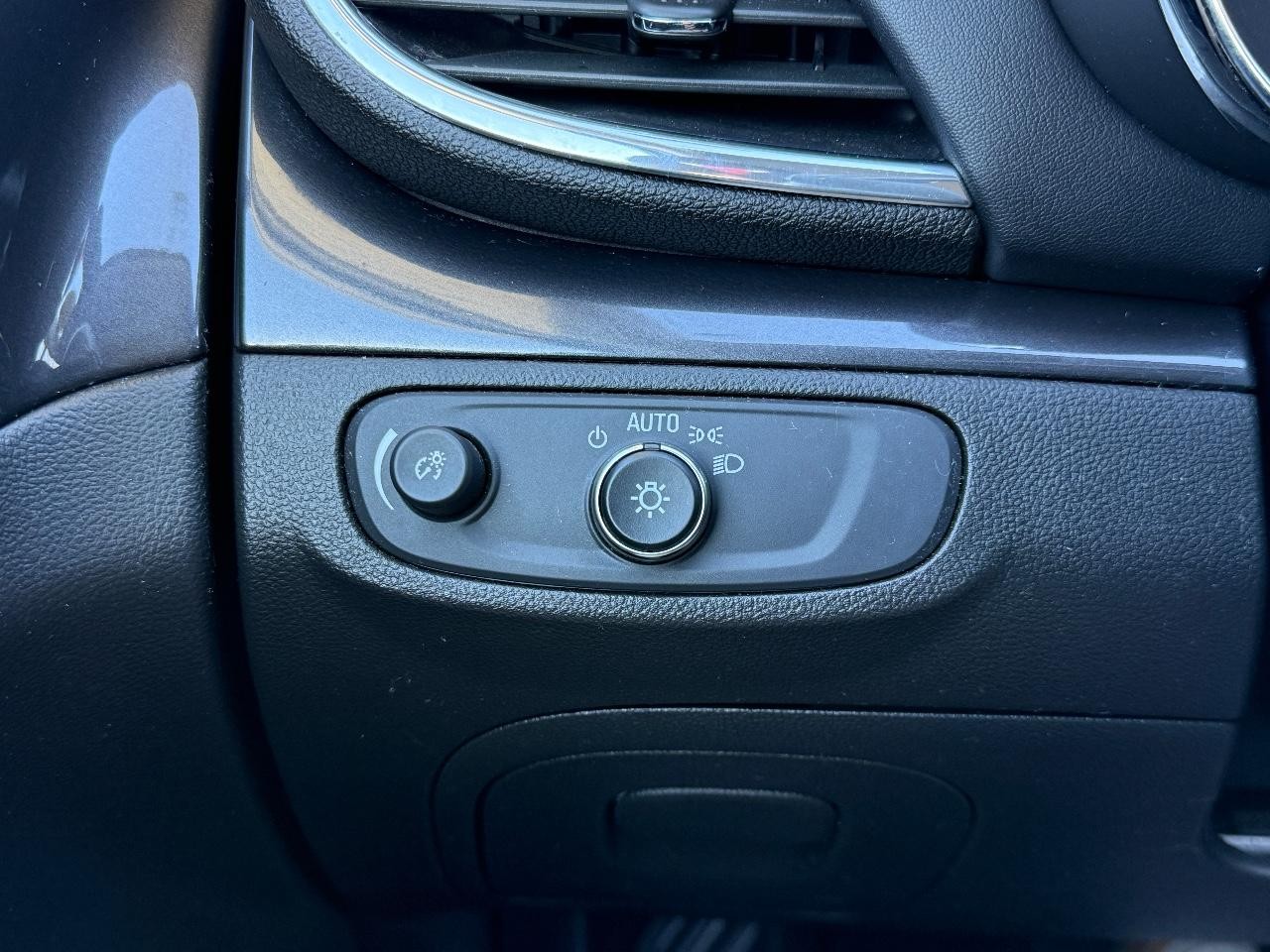 Buick Encore Vehicle Full-screen Gallery Image 16