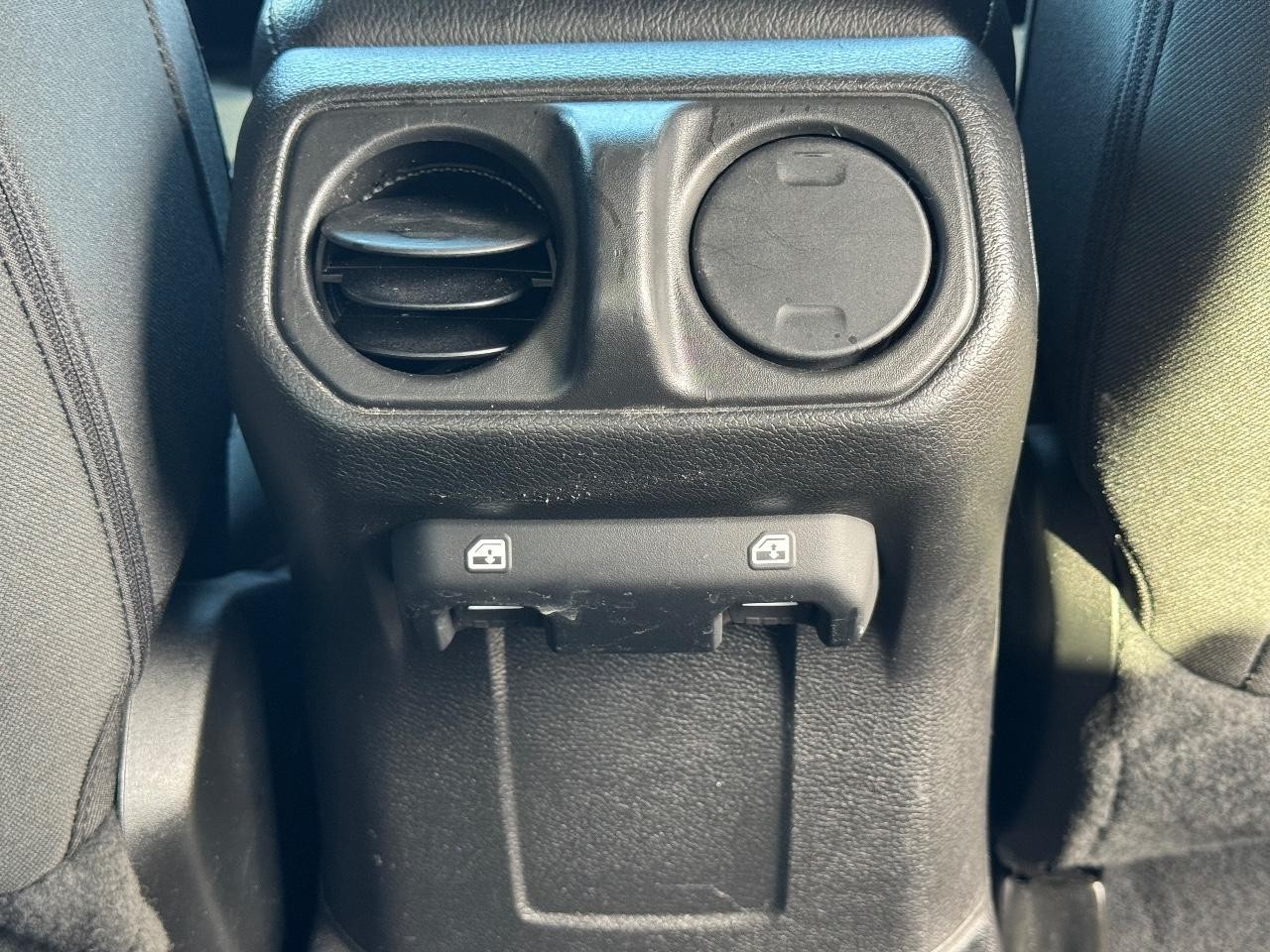 Jeep Gladiator Vehicle Full-screen Gallery Image 16