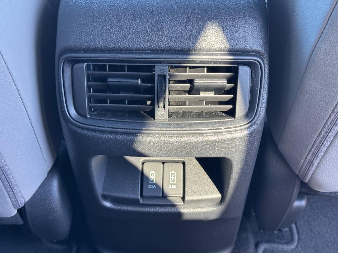 Honda CR-V Vehicle Full-screen Gallery Image 15