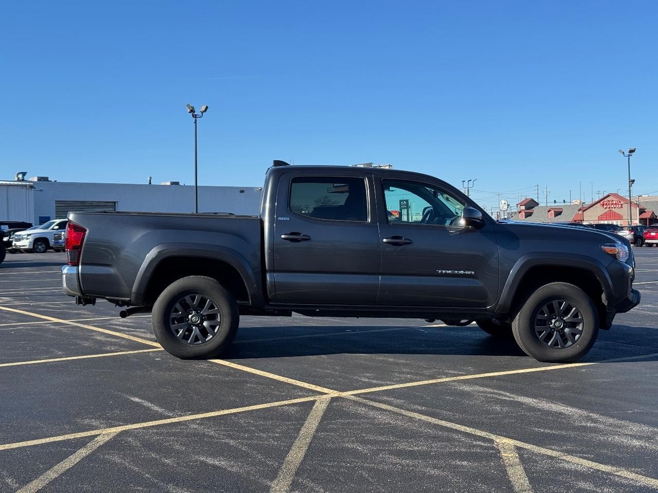 Toyota Tacoma 4WD Vehicle Full-screen Gallery Image 02