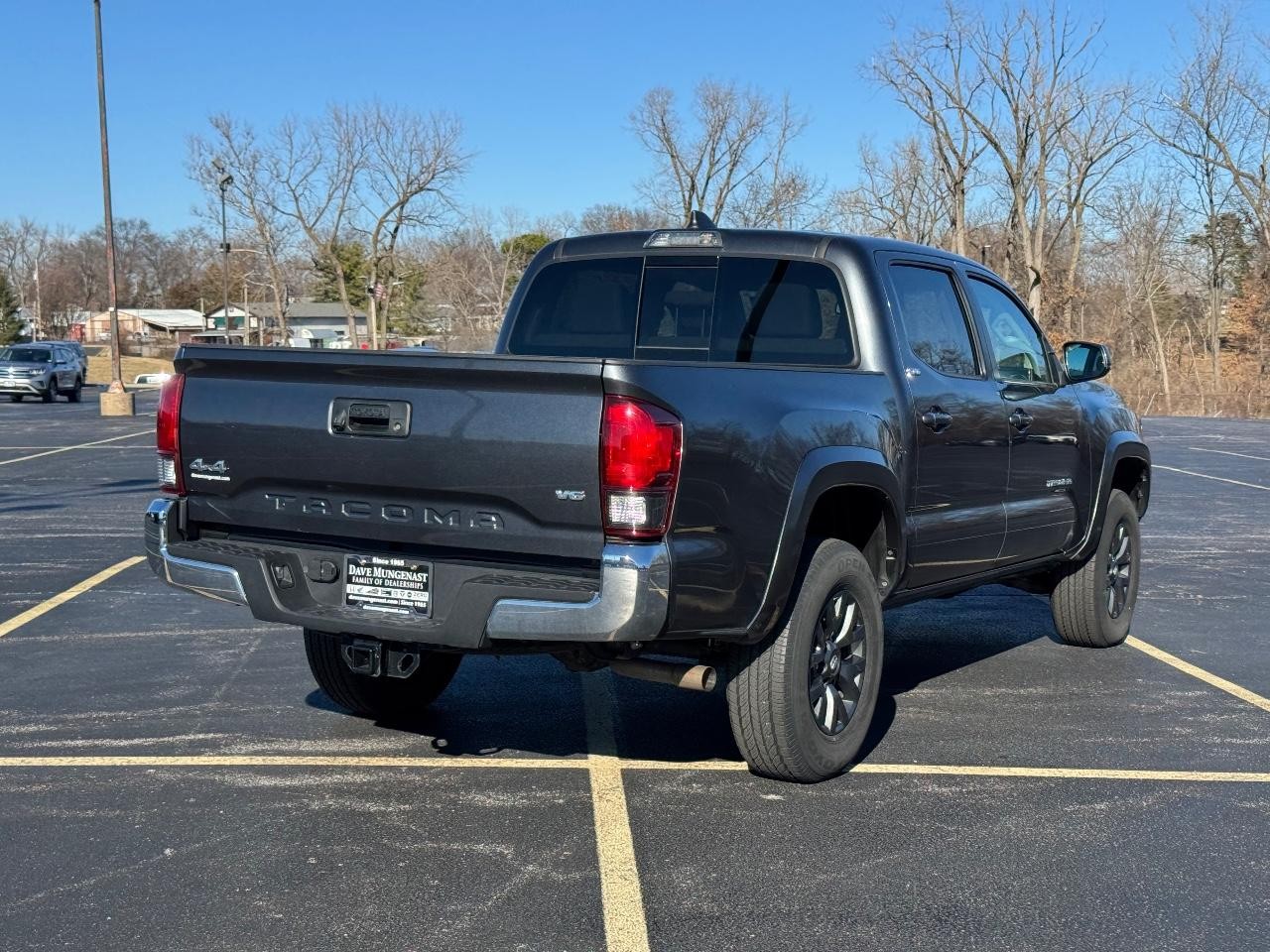 Toyota Tacoma 4WD Vehicle Full-screen Gallery Image 03
