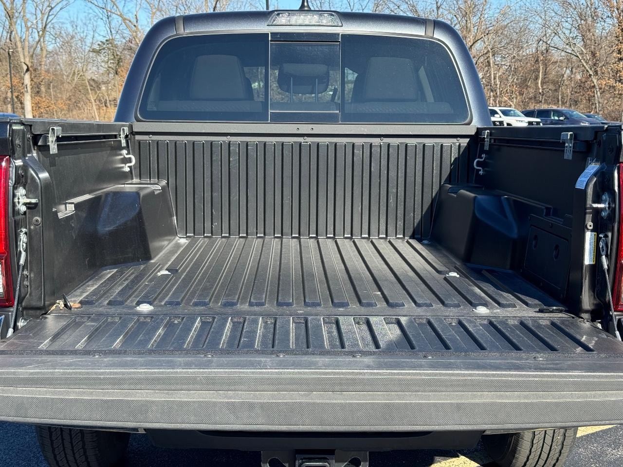 Toyota Tacoma 4WD Vehicle Full-screen Gallery Image 04