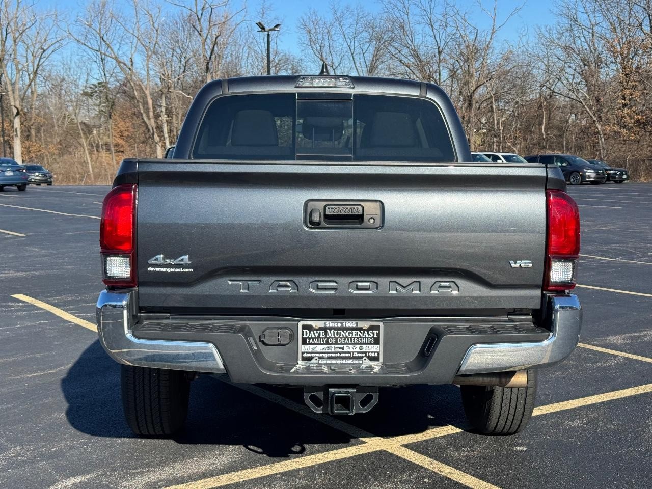 Toyota Tacoma 4WD Vehicle Full-screen Gallery Image 05