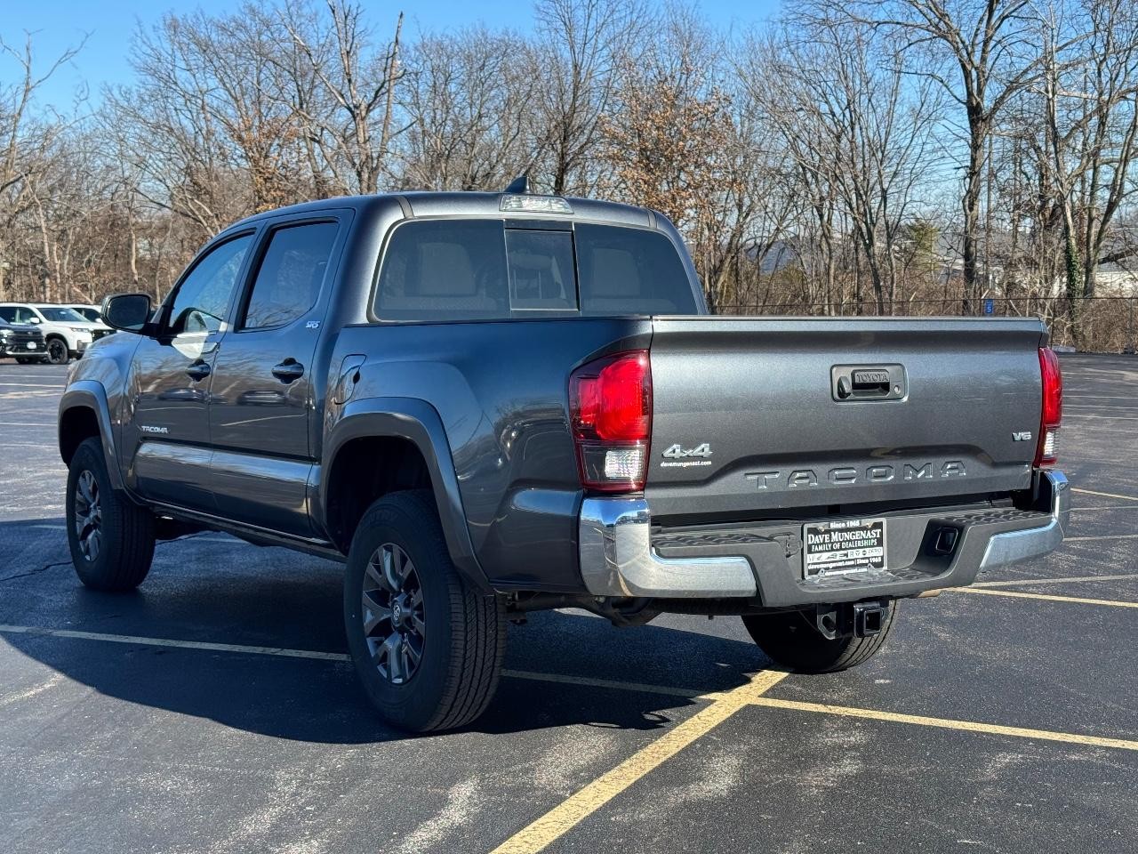 Toyota Tacoma 4WD Vehicle Full-screen Gallery Image 06