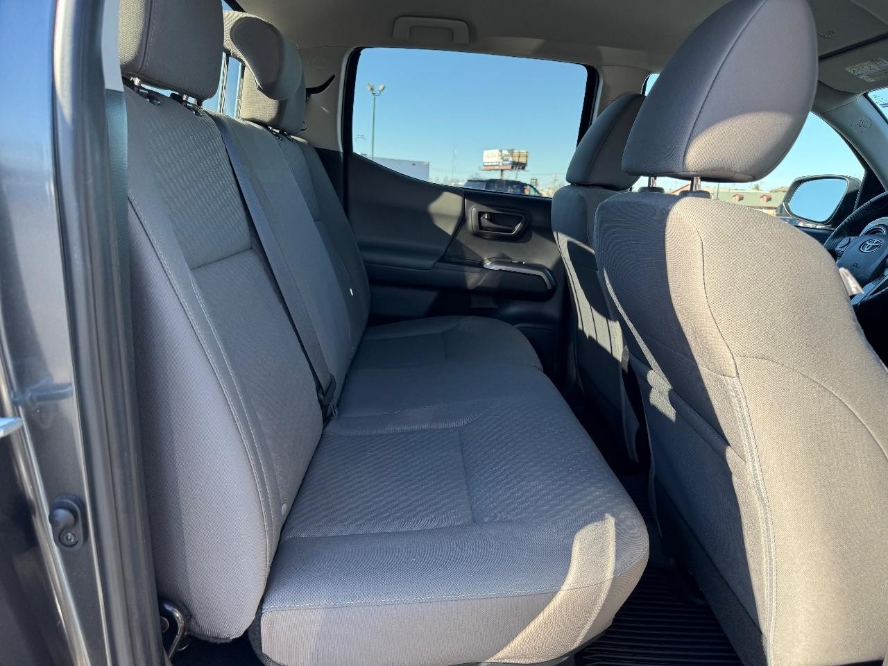 Toyota Tacoma 4WD Vehicle Full-screen Gallery Image 10