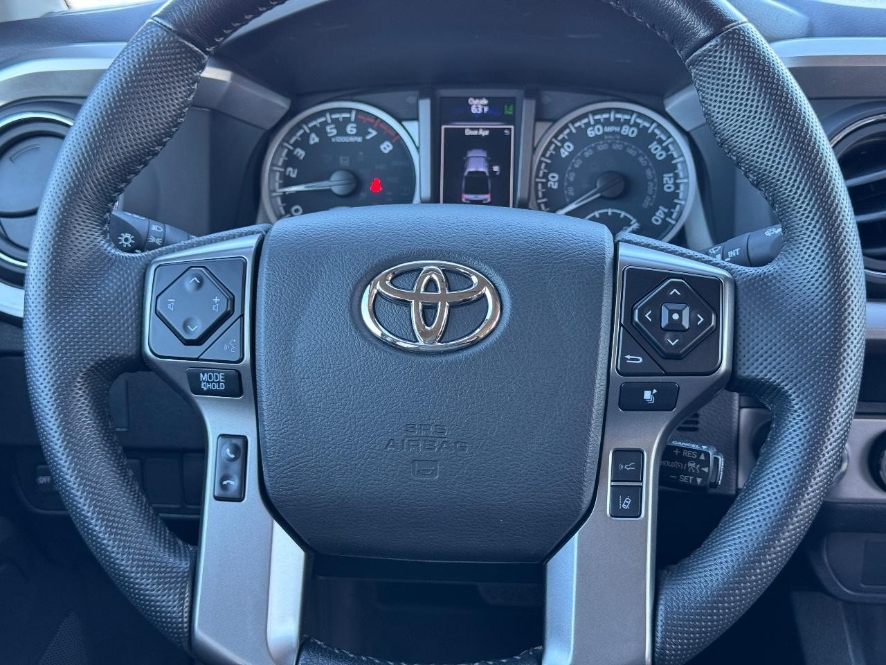 Toyota Tacoma 4WD Vehicle Full-screen Gallery Image 12