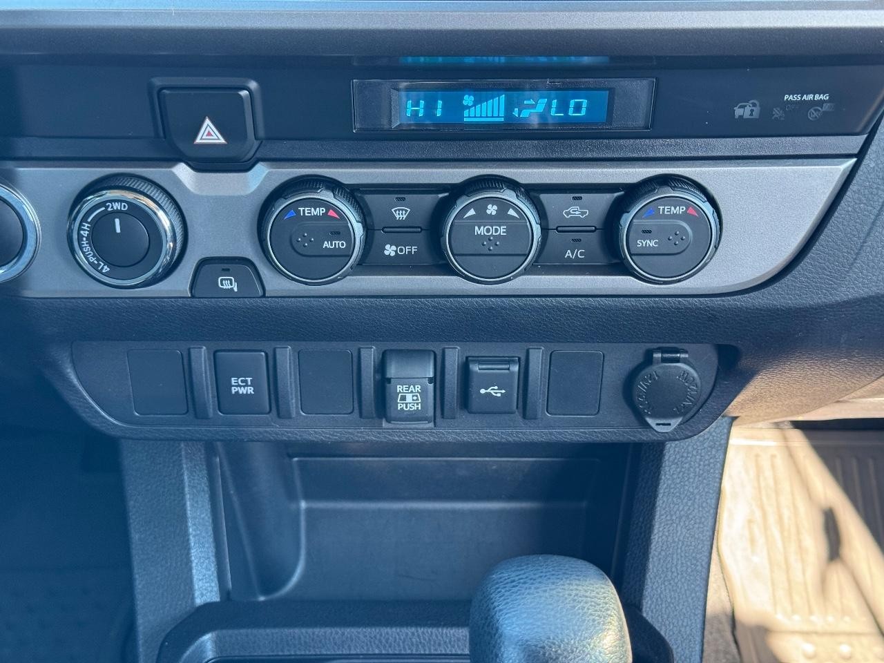 Toyota Tacoma 4WD Vehicle Full-screen Gallery Image 14