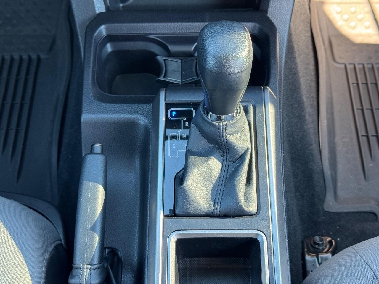 Toyota Tacoma 4WD Vehicle Full-screen Gallery Image 15