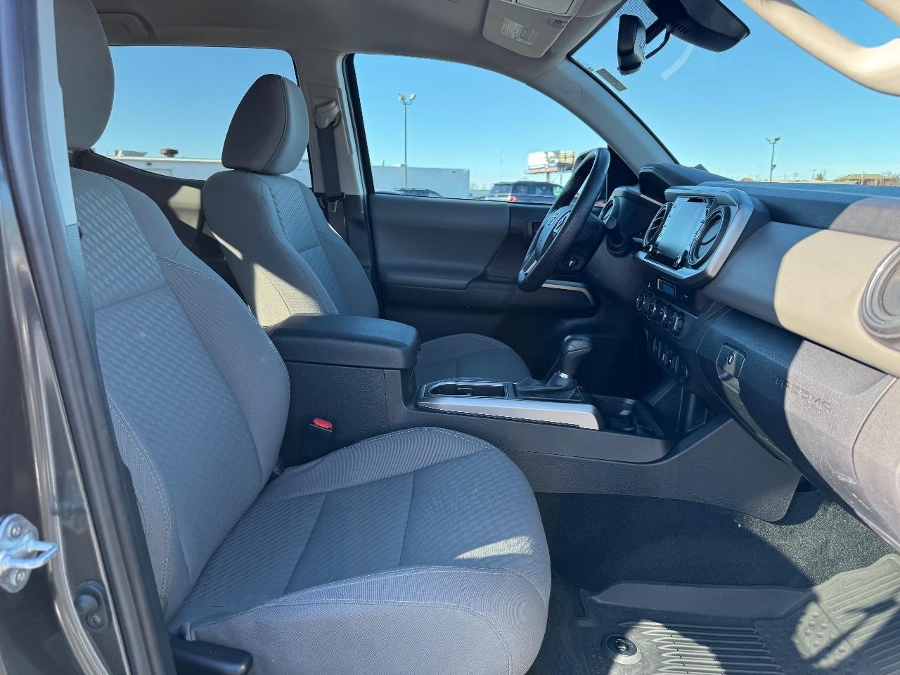 Toyota Tacoma 4WD Vehicle Full-screen Gallery Image 16