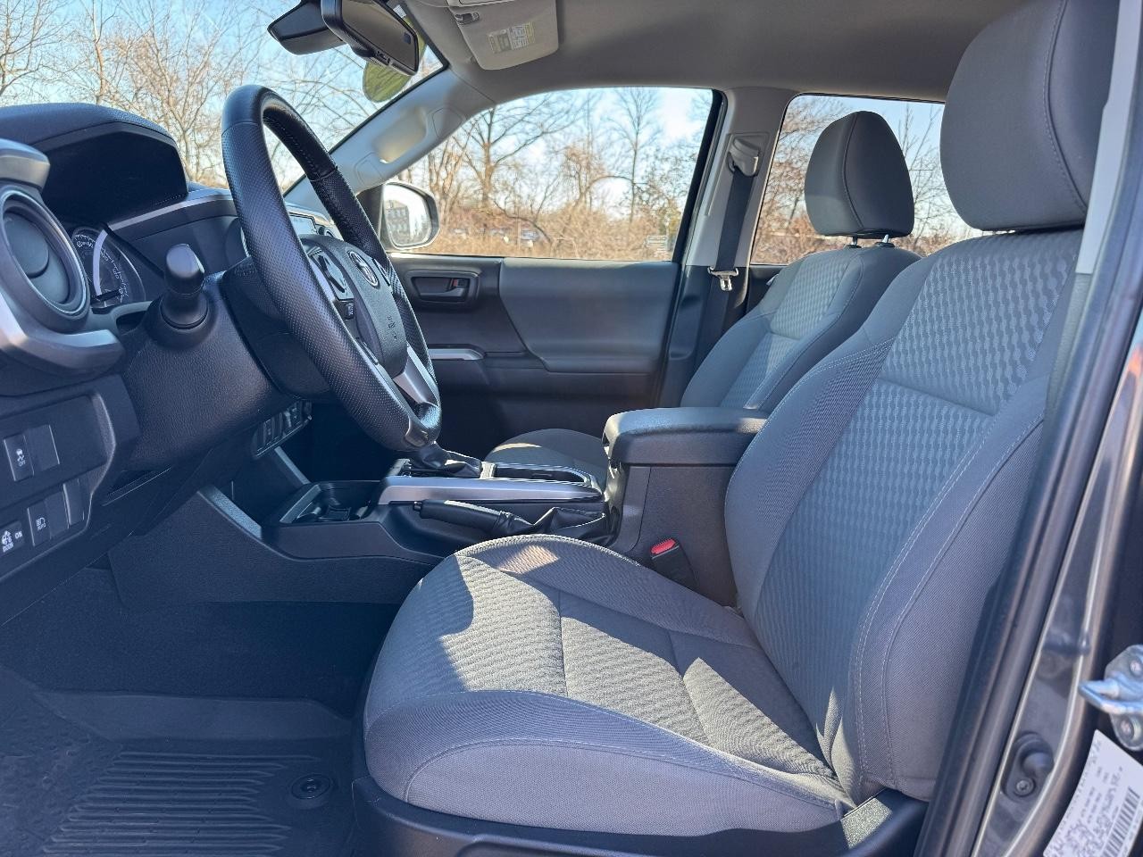 Toyota Tacoma 4WD Vehicle Full-screen Gallery Image 17