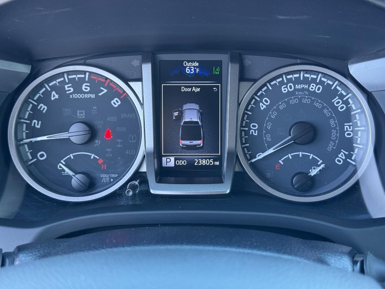 Toyota Tacoma 4WD Vehicle Full-screen Gallery Image 18