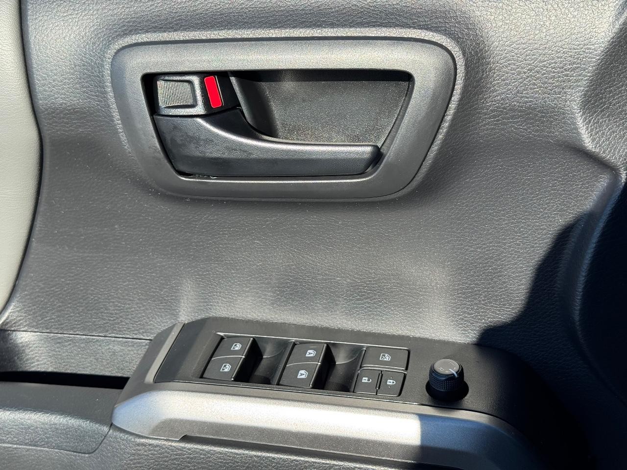 Toyota Tacoma 4WD Vehicle Full-screen Gallery Image 20