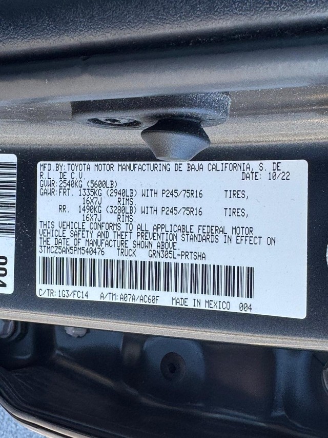 Toyota Tacoma 4WD Vehicle Full-screen Gallery Image 22