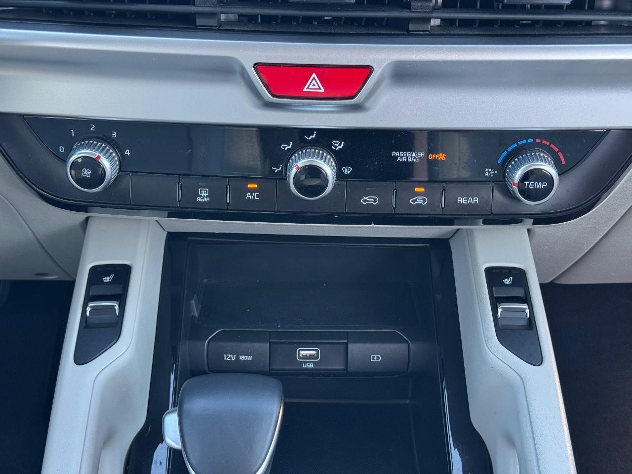 Kia Telluride Vehicle Full-screen Gallery Image 15