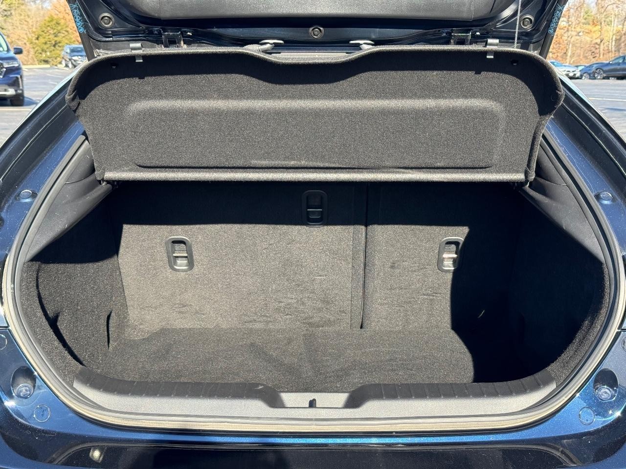 Mazda Mazda3 Hatchback Vehicle Full-screen Gallery Image 04