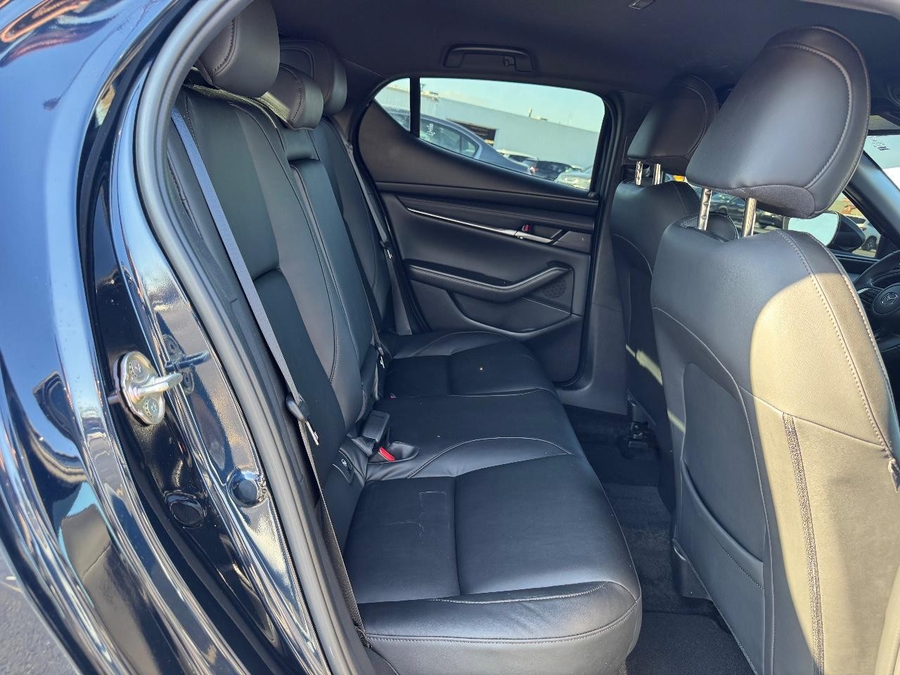 Mazda Mazda3 Hatchback Vehicle Full-screen Gallery Image 10