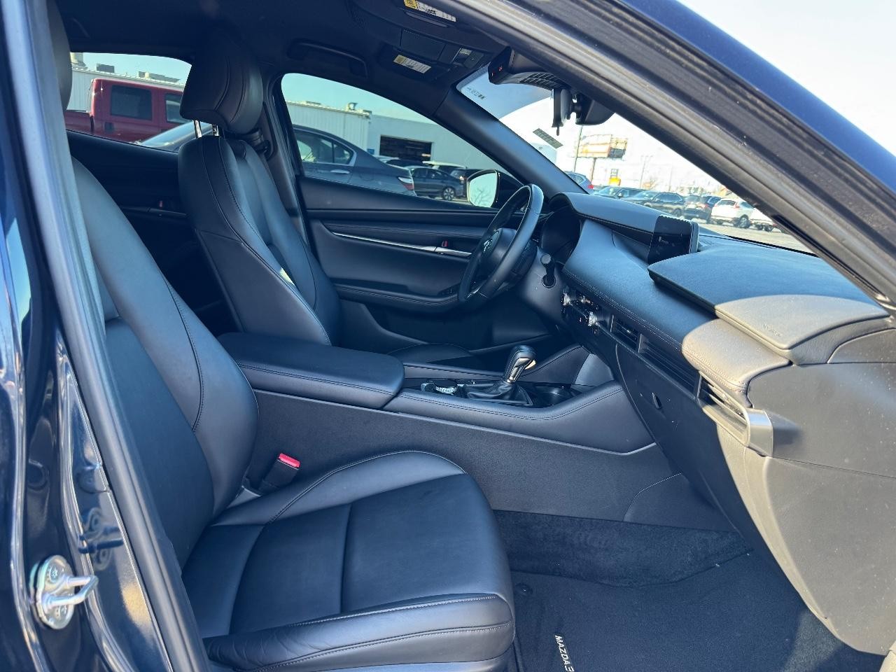 Mazda Mazda3 Hatchback Vehicle Full-screen Gallery Image 16