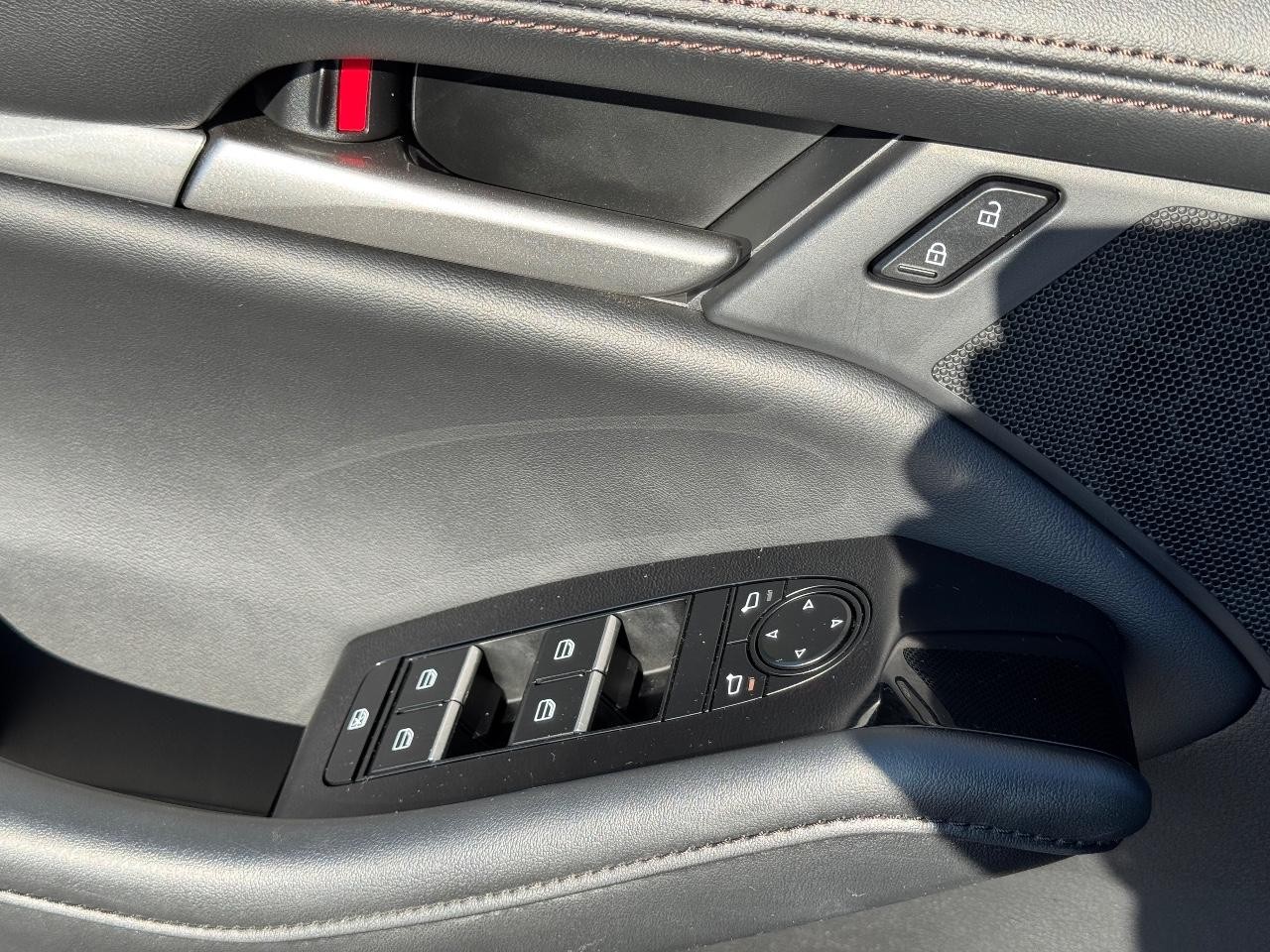 Mazda Mazda3 Hatchback Vehicle Full-screen Gallery Image 23