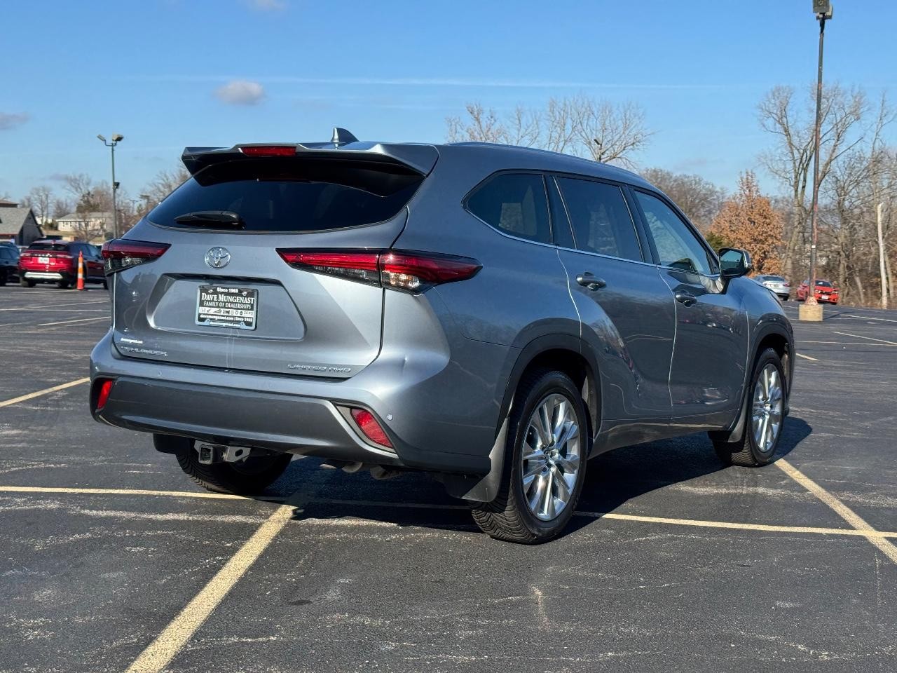 Toyota Highlander Vehicle Full-screen Gallery Image 03