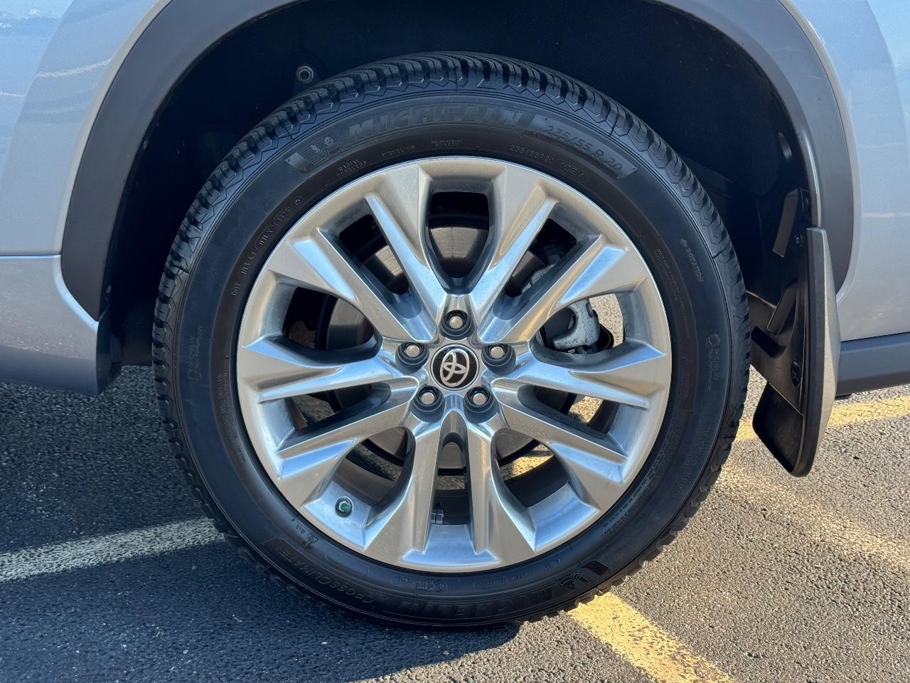 Toyota Highlander Vehicle Full-screen Gallery Image 07