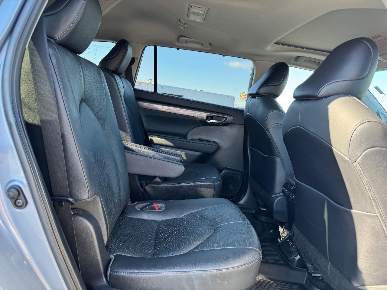 Toyota Highlander Vehicle Full-screen Gallery Image 10