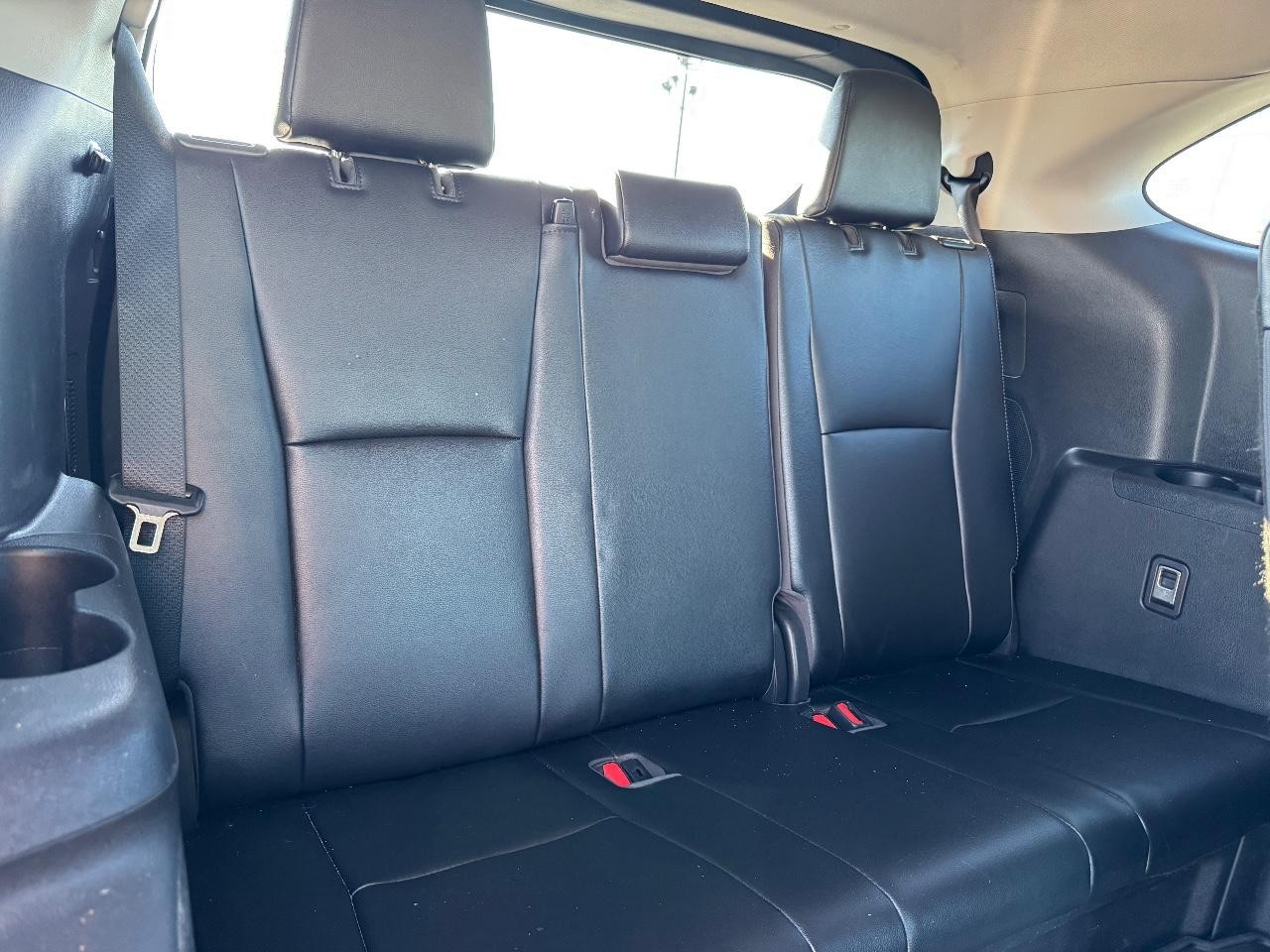 Toyota Highlander Vehicle Full-screen Gallery Image 11