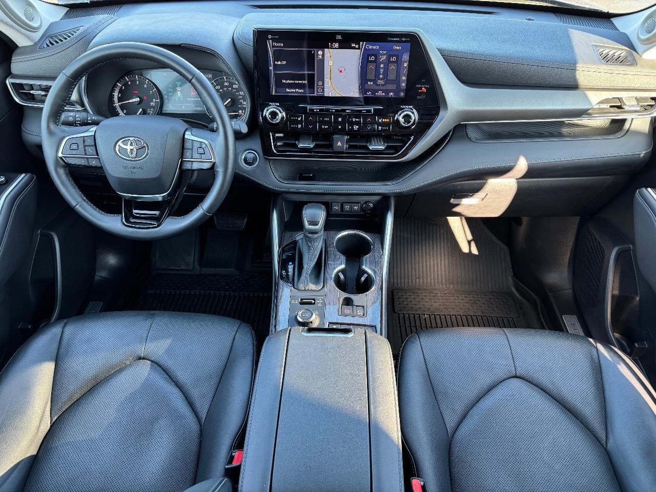 Toyota Highlander Vehicle Full-screen Gallery Image 12
