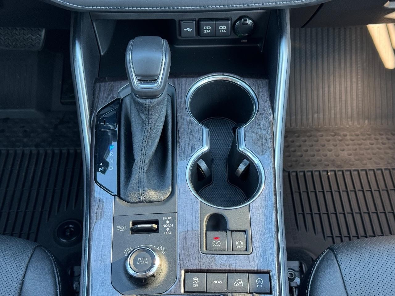 Toyota Highlander Vehicle Full-screen Gallery Image 15